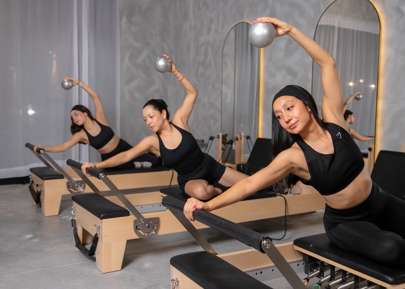 Clase grupal en las camas reformer