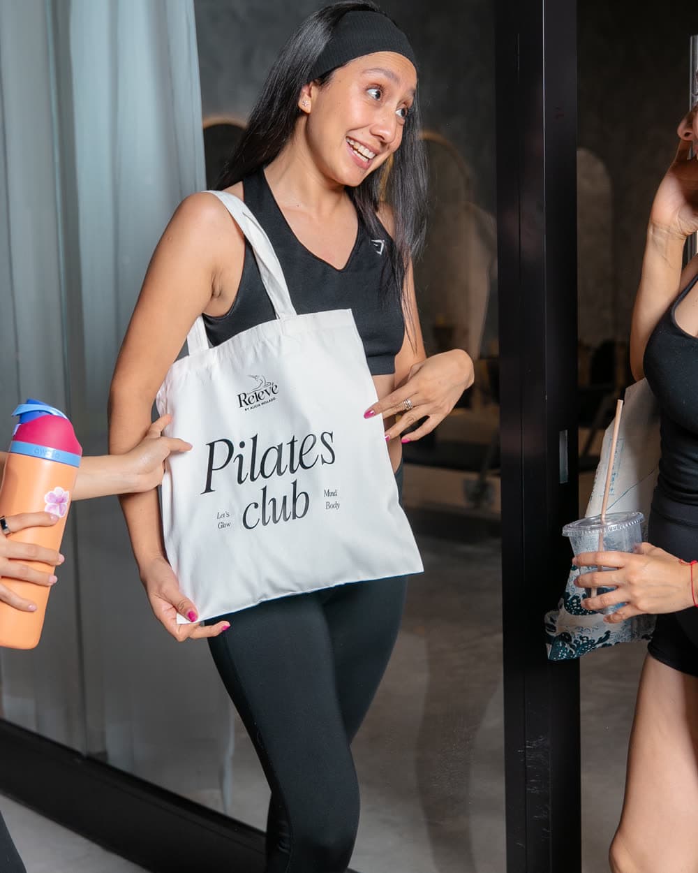 Alumna de Relevé con su bolsa del estudio
